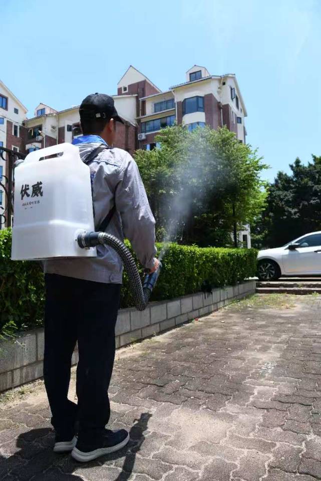 小区环境消杀作业实拍（背负式喷雾）